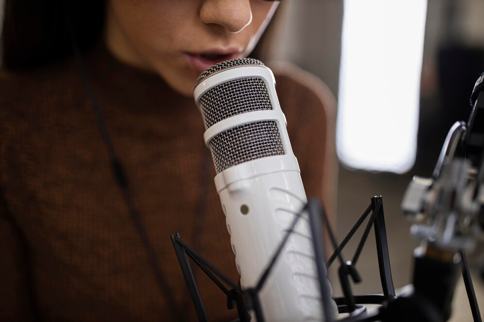 Dynamic vs. Condenser Microphones: Which is Best for Voiceovers? Dynamic vs. Condenser Microphones: Which is Best for Voiceovers?